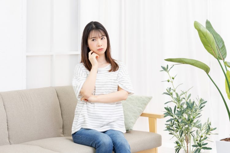 考える女性